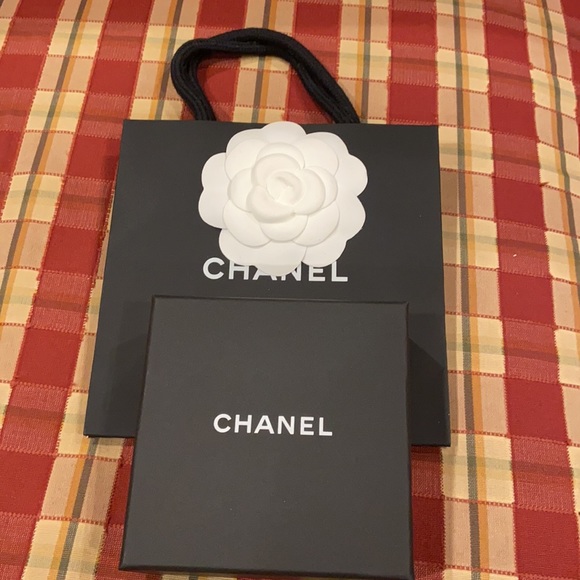 Authentic Chanel earrings - Picture 3 of 13